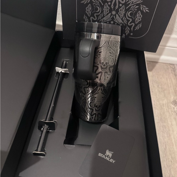 Stanley HALLOWEEN QUENCHER H2.O FLOWSTATE™ TUMBLER | 20 OZ Deadly Damask - Picture 2 of 7